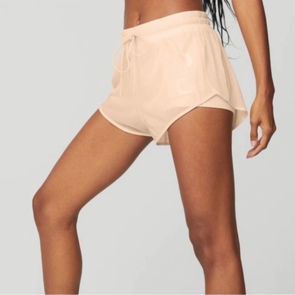 Alo AMBIENCE SHORT in peachy glow